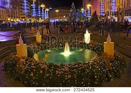 Advent In Zagreb - Mandusevac Fountain On Ban Jelacic Square  Decorated With Advent Wreath At The Ti