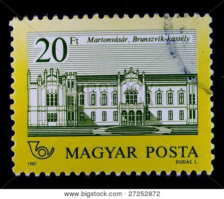 Венгрия - около 1987: Штамп напечатан в Венгрии показывает особняк Brunszvik, Martonvasar, около 1987