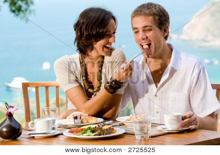 Coppia mangiare colazione