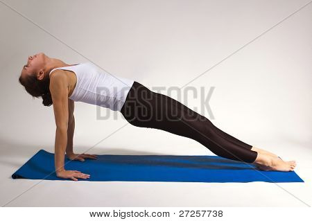 Set von jungen attraktiven Yoga Girl Übung zu tun. 32 von 116