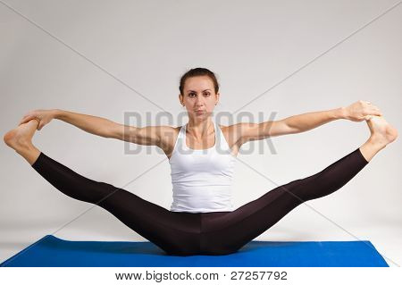 Set von jungen attraktiven Yoga Girl Übung zu tun. 48 von 116