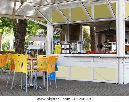 形象的空打开夏天咖啡馆