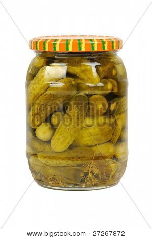 concombre en conserve dans le pot isolé