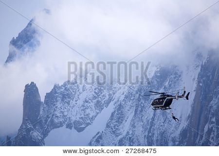 Mountain rescue af helikopter