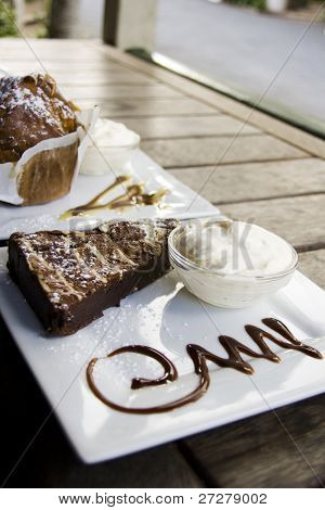 chokolade brownie og klæbrig dato muffin på en café