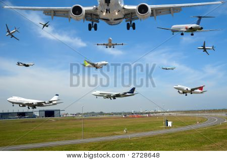 Letecká doprava - dopravní letadlo na letišti ve špičce