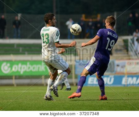 KAPOSVÁR, Unkari - 14. syyskuuta: Drazen Okuka (valkoisissa) toiminnassa Unkarin mestaruuden socc