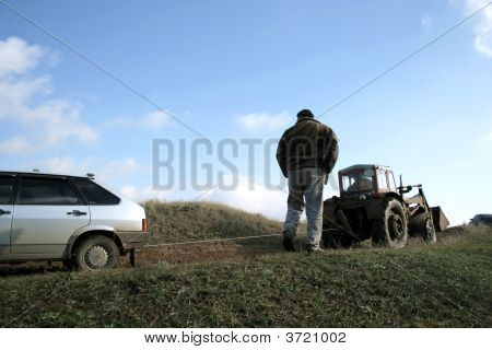 Traktor vytáhne Auto