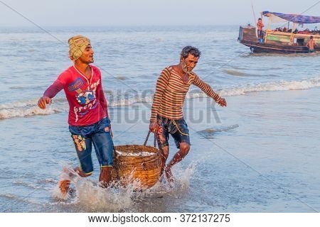 Dublar Char, Bangladesh - November 14, 2016: Fishermen With Their Catch At Dublar Char Dubla Island 