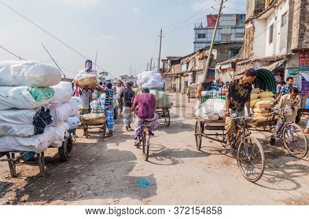 Dhaka, Bangladesh - November 22, 2016: Traffic At Sadarghat-gabtoli Road In Central Dhaka, Banglades