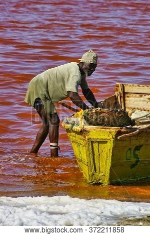 Senegal, Africa - Marsch Circa, 2016. Unidentified Black African Man And Woman At Pink Lake In Seneg
