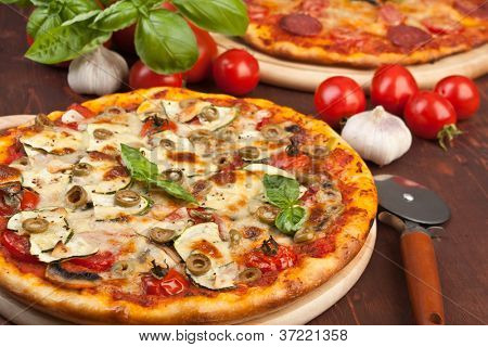  Super zdravé zeleniny a hub pizza a pizza salám vzadu