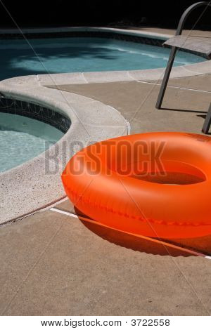 Piscina com tubo laranja
