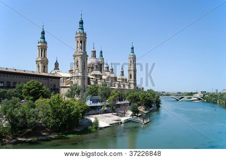 Katedrála v Saragozza a řeka Ebro