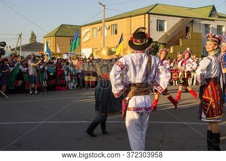 Genichesk, Ukraine - August 26, 2017: Dancers In Ukrainian Traditional Clothing During Festival Of N