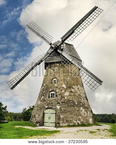 Větrný mlýn, je takzvaný holandský mlýn, postavený roce 1852. Umístění: V Lotyšsku - Araishi