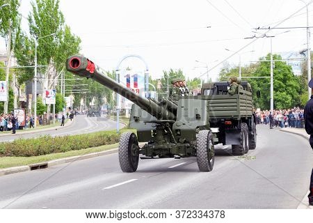 Donetsk, Donetsk Peoples Republic, Ukraine, May 9, 2018. A Convoy Of Military Vehicles With Artiller