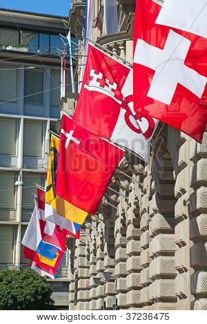 Gamle gade Augustinergasse i Zürich dekoreret med schweiziske flag