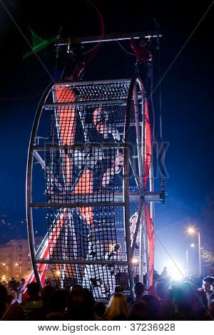 GUIMARAES, PORTUGAL - 22 septembre : La Fura dels Baus artistes interagit avec le public pendant p rue