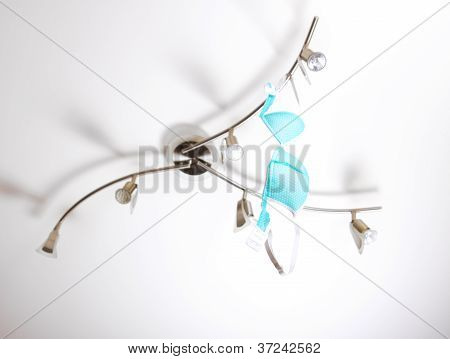 Ženské spodní prádlo na lampu