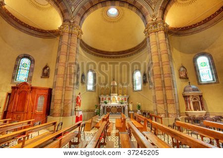Pews ve sunak Madonna Moretta Katolik Kilisesi Alba, İtalya sütunlar arasında.