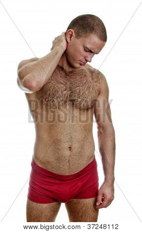 Vista frontal de hombre con dolor de cuello. Aislado en blanco.