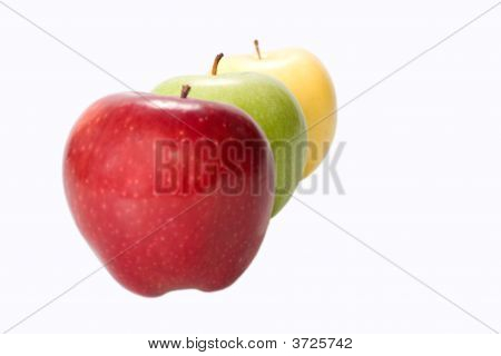 แอปเปิ้ลสามบนพื้นหลังสีขาว