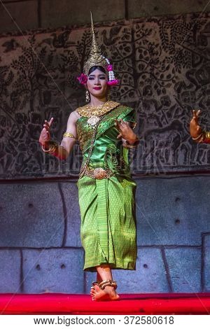 Siem Reap,cambodia - 28.06.2017 :a Group Of Aspara Dancers Were Performing At A Public Perform In Si