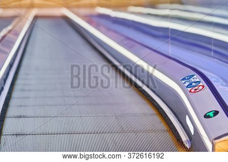 Moving Walkway In Shopping Center. Horizontal Slow-moving Conveyor Mechanism For Easy Elevation. Tra