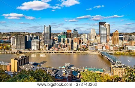 Downtown Pittsburgh And The Smithfield Street Bridge Across The Monongahela River In Pennsylvania, U