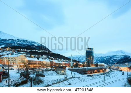 夕暮れ時、ノルウェー ナルビク町広場景観