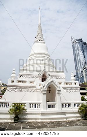 Bangkok, Thailand- 17 Feb, 2023: Wat Pathum Wanaram Temple Is Located Between The Two Shopping Malls