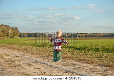 kleine jongen blowing bubbles