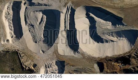 Shaft And Countercurrent Of Water Remove Unwanted Fine Particles And Clay From Aggregate. Gradually,