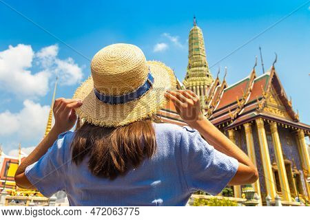 Woman Traveler At  Wat Phra Kaew (temple Of The Emerald Buddha) And Grand Palace And  In Bangkok In 