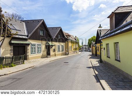 Narrow Street In Village Of Grinzing In Vienna, Austria In Early Morning Light. Grinzing Is A Famous