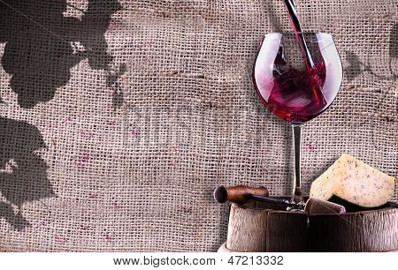 Chease, cavatappi e bicchiere di vino in un barile di legno Vintage