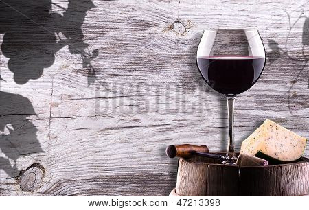 Chease, cavatappi e bicchiere di vino in un barile di legno Vintage