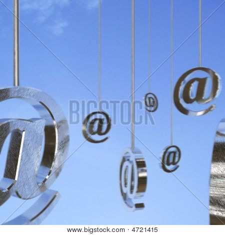 Símbolos de Email metal no ar