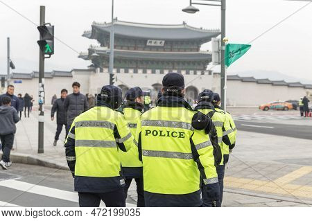 Police On The Street Of Asian City With Traditional Architecture. Seoul, South Korea, 2017-12-30.