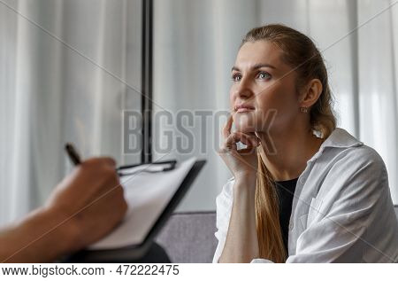 At The Reception Of A Male Psychologist, A Woman Who Talks About Herself Makes Notes.