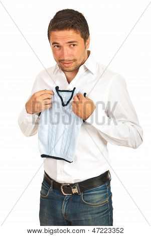 Homme surpris tenant rétréci Vest