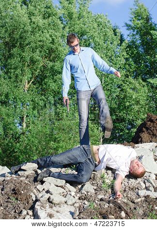 Gerningsmanden slipper af liget, kaster ud fra en klippe