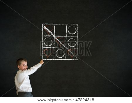 Escrevendo o homem de negócios de menino com giz Tic Tac Toe amor dia dos namorados
