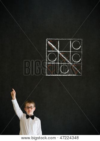 Mão resposta homem de negócios de menino com giz Tic Tac Toe amor dia dos namorados