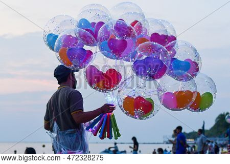 Chonburi/  Thailand : October 19, 2022 : Photo Of A Mercant Selling Fantasy Balloon In The Evening A