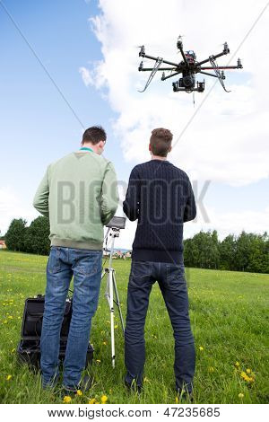 由摄影师和飞行员的摄影 RC multirotor 直升机
