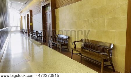 Augusta, Ga Usa - 01 26 23: Richmond County Courthouse Benches In Hallway