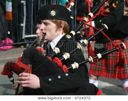 Irere i hans Kilst spiller på sækkepibe under St. Patrick's Day Parade afholdt 16 marts 2009.