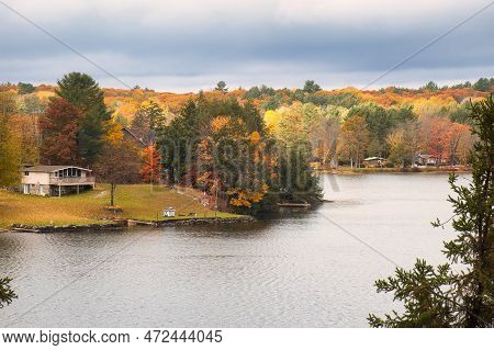 Kawartha Lakes, Canada - 20 October 2022: A Cabin On The Shore Of A Small Lake In The Kawartha Lakes